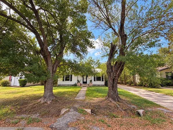 207 W Houston St, Refugio, TX 78377