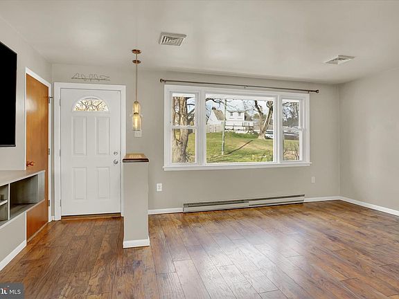 3rd image of 5117 Earl Dr