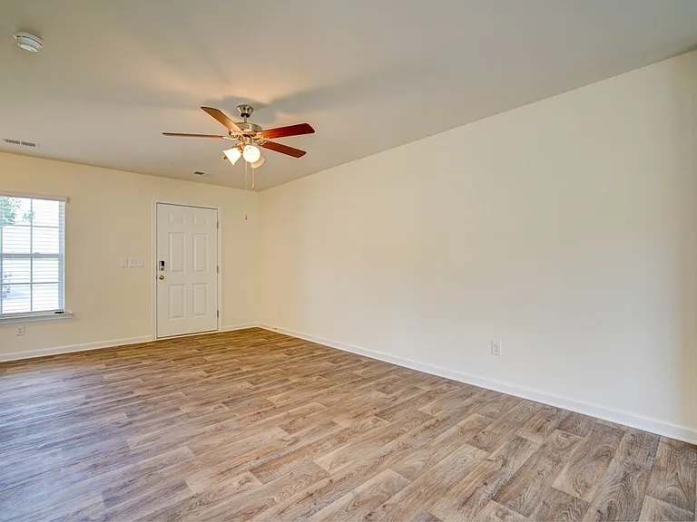 584 Craftsman Ln — Photo 6