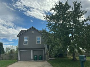 22025 Gracie Dr, Peculiar, MO 64078