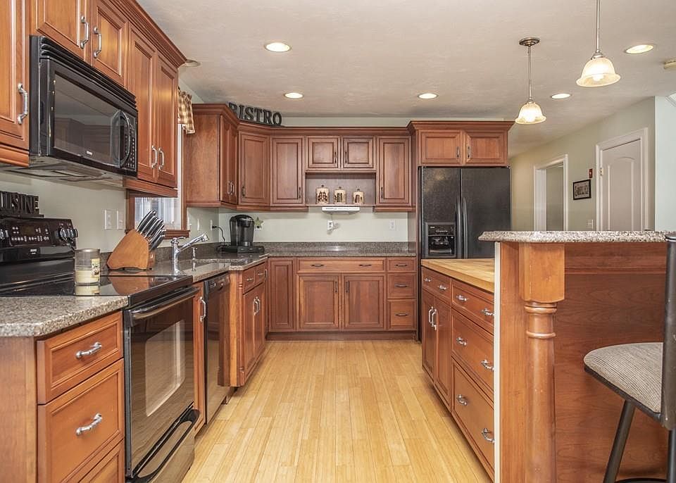 124 Padelford St, Berkley, MA 02779 Zillow