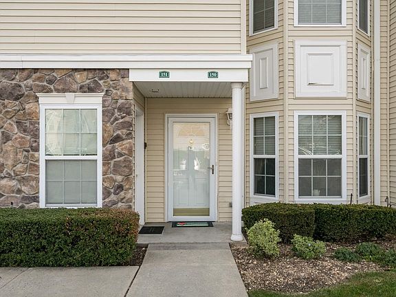 4th image of 150 Spring Dr #150