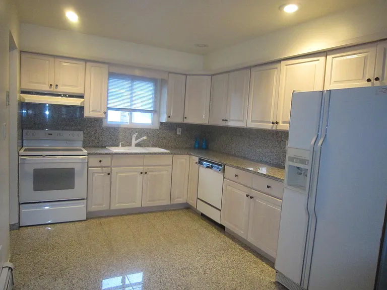 Maple St — Photo 3