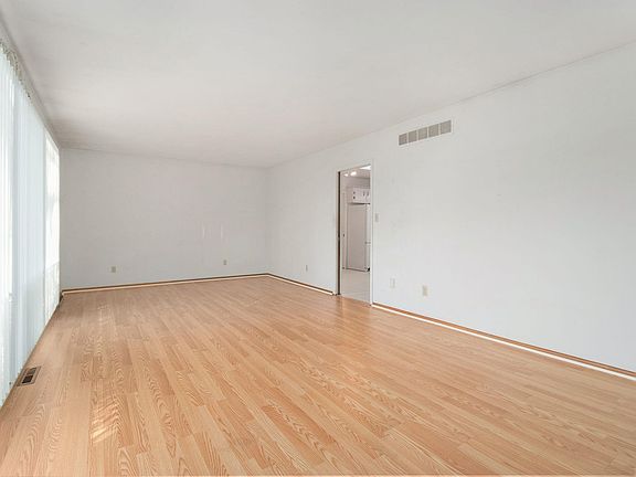 3rd image of 16805 Londonberry Ln