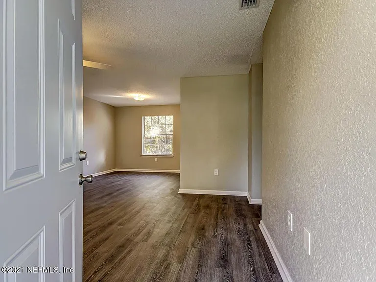 1344 W 8th St — Photo 5
