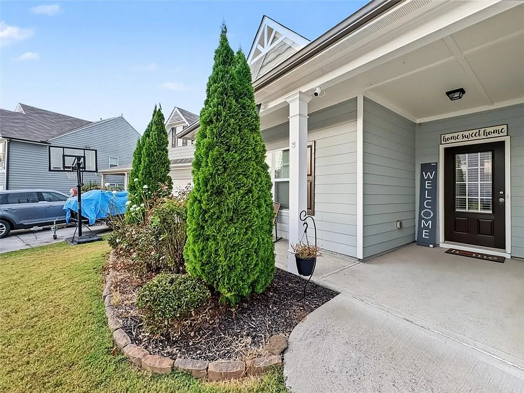3 bed, 2.0 bath, 2118 sqft, $2,300 — Photo 2