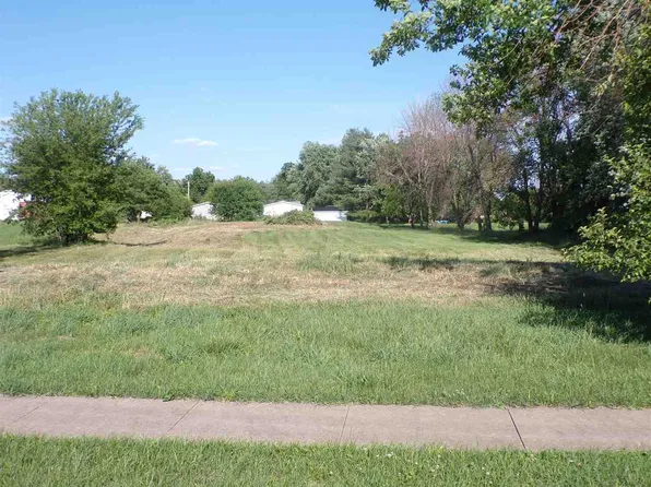 S Calhoun St, West Liberty, IA 52776