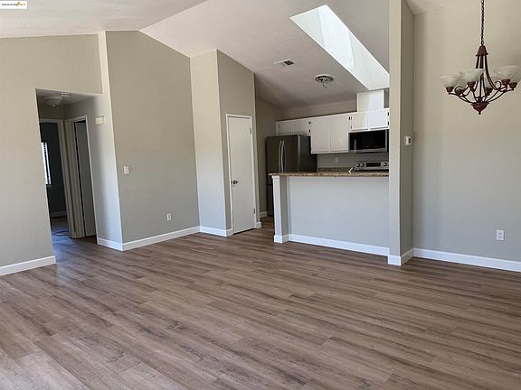 3rd image of 916 Villa Ter