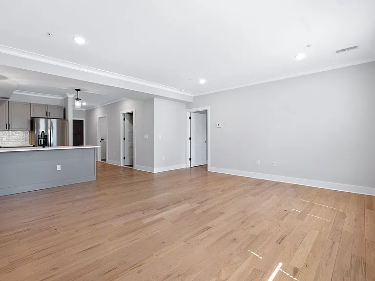 214 E Grove St — Photo 7