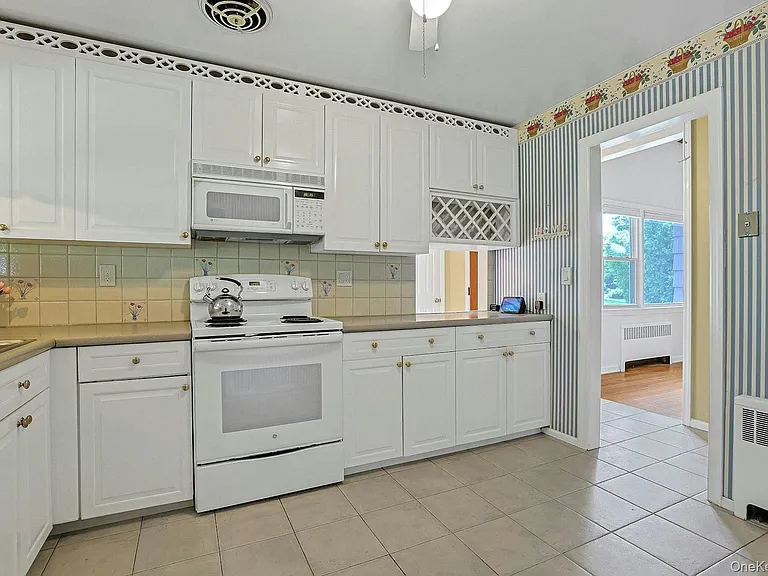 24 Grover Ave — Photo 9