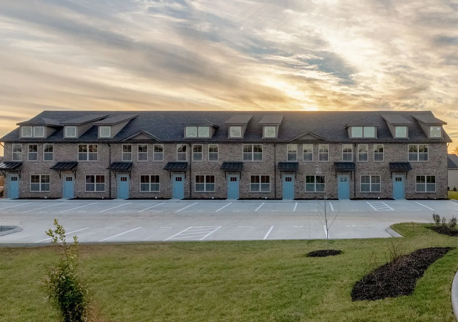 The Henry Place Luxury Townhomes For Rent! — Photo 2