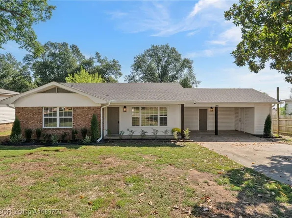 706 N 8th St, Van Buren, AR 72956