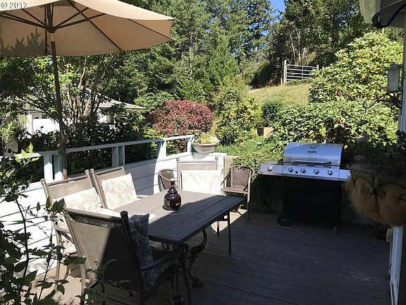 Front Patio
Off Kitchen