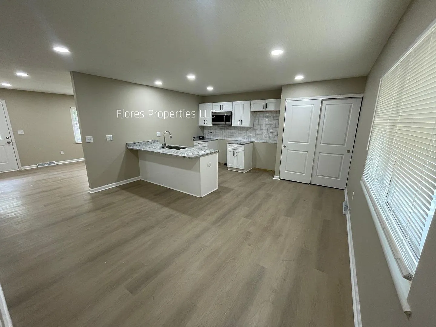 Modern Finishes & Hardwood Floors 4BR Columbus Gem — Photo 3
