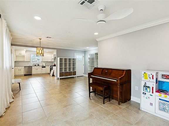 4th image of 52 Hennessey Ct