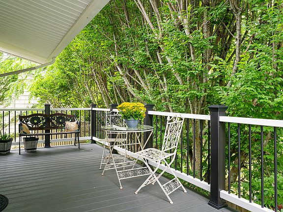 Tenant has use of 2nd level deck