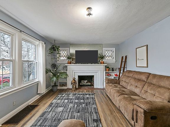 3rd image of 6420 Raywood Ave