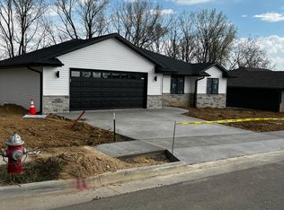 2009 Sky Blue Dr, Dubuque, IA 52001
