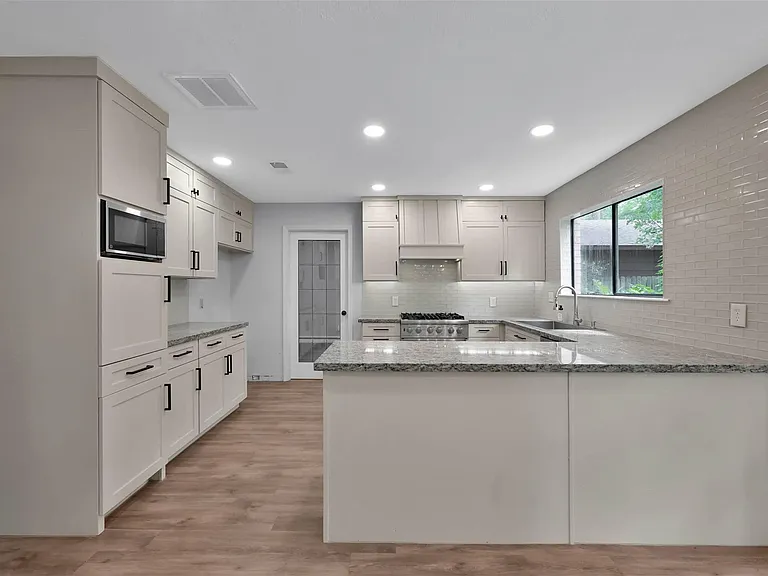 14 E Wandering Oak Dr — Photo 1