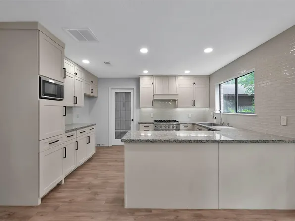 14 E Wandering Oak Dr, Spring, TX 77381