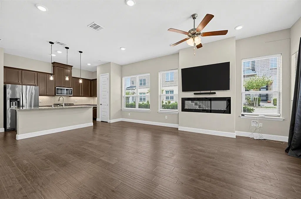 3 bed, 2.5 bath, 1828 sqft, $3,000 — Photo 1