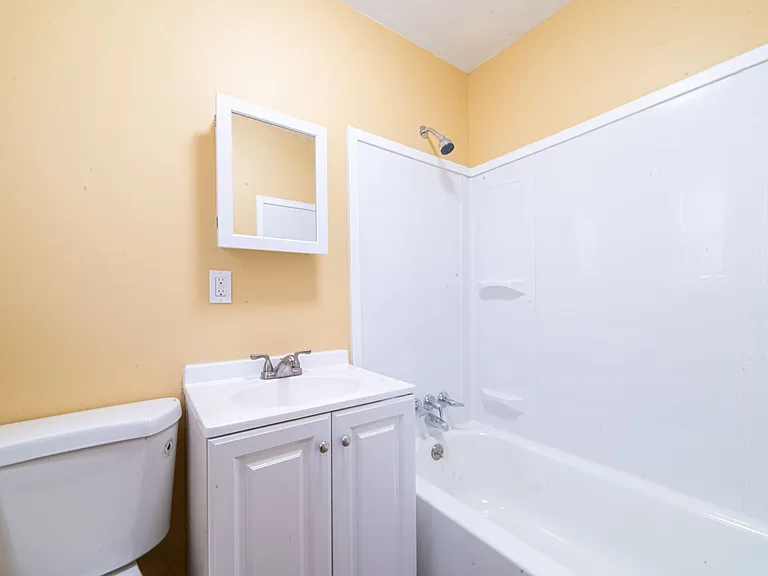 323 W Peach St — Photo 3