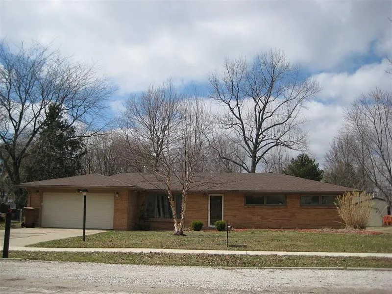1913 Lynwood Dr photo 1