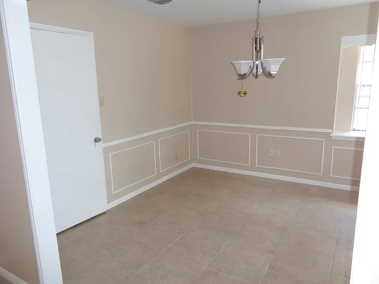 2735 Manila Ln — Photo 6