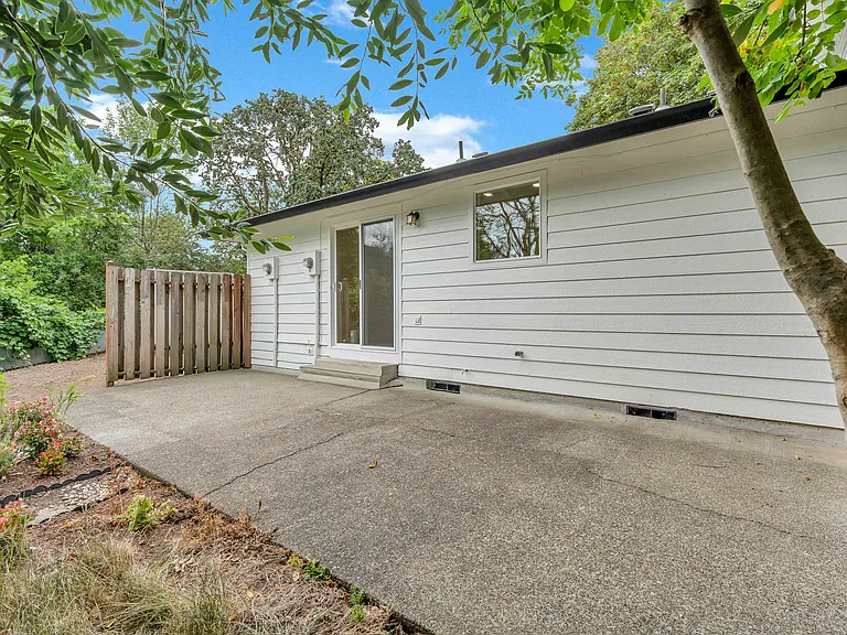 5210-5232 SE Rinearson Rd — Photo 16