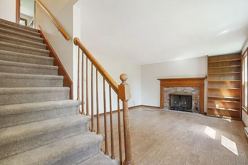 4 bed, 2.0 bath, 1389 sqft, $3,200 — Photo 3