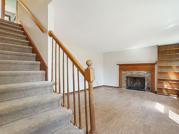 3rd image of 26 Hunters Hill Cir