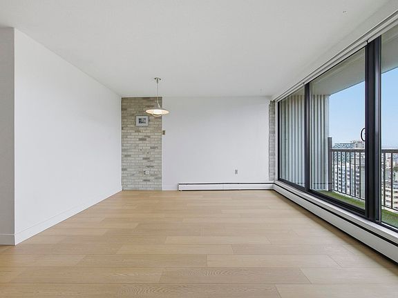 4th image of 1330 Harwood St #2103