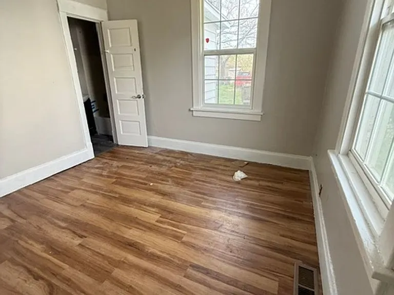 905 W Thrush Ave — Photo 4