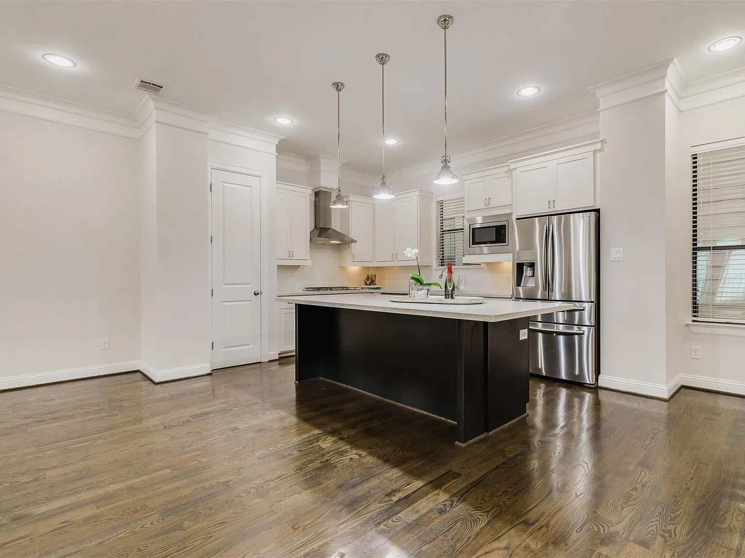 3 bed, 3.5 bath, 2160 sqft, $3,400 — Photo 3