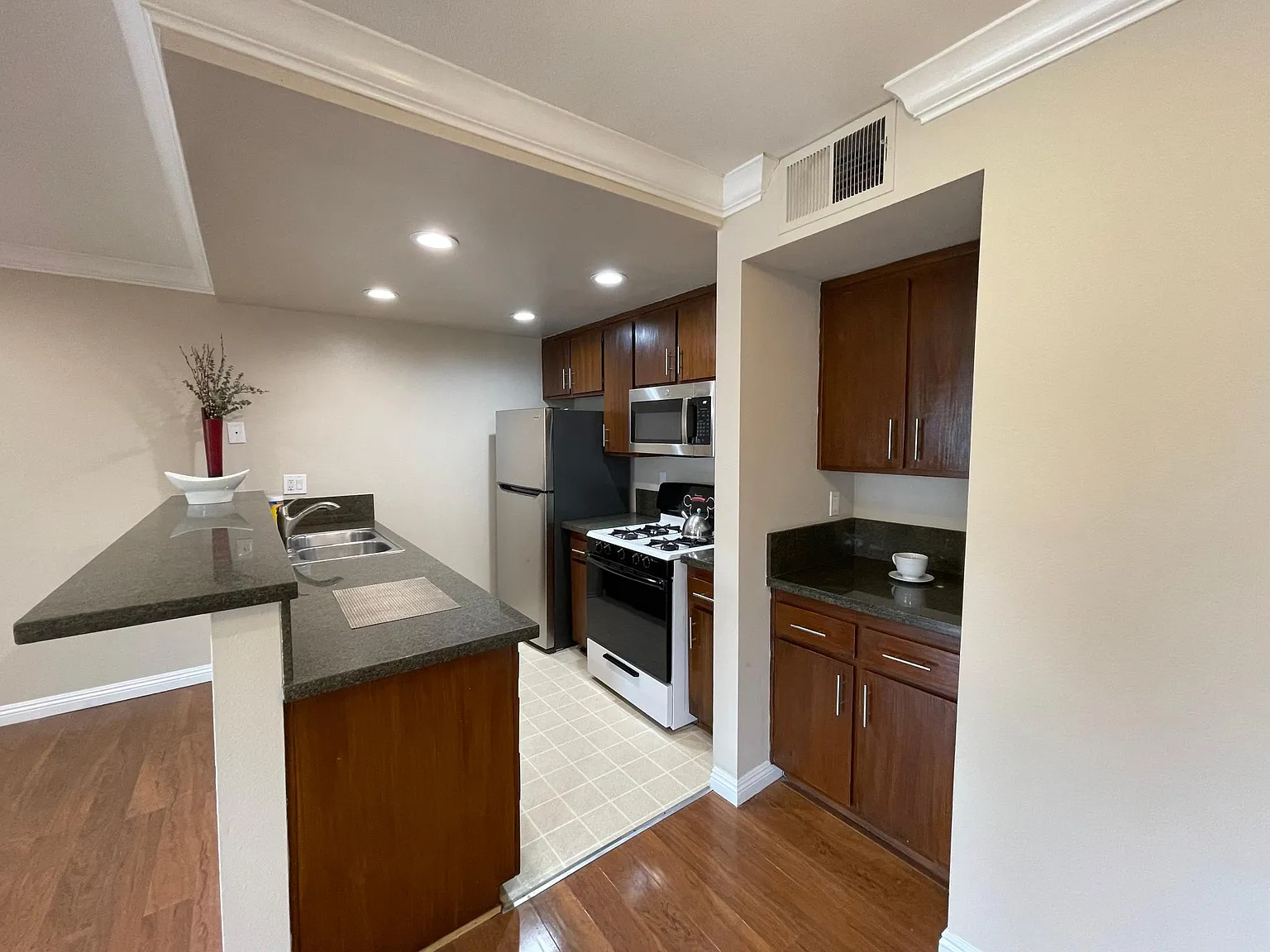 12335 Riverside Dr — Photo 2