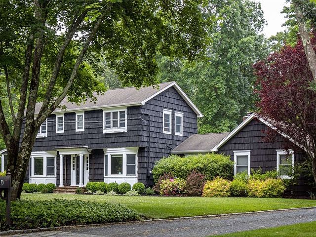 1st image of 8 Beaverbrook Dr