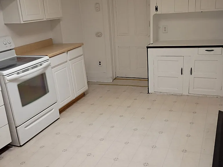907 Brock St — Photo 2