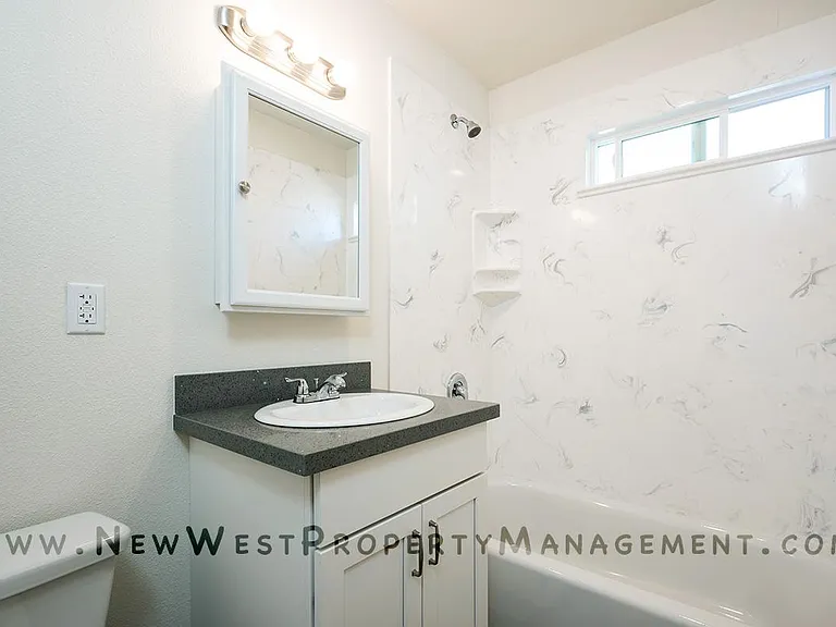 557 22nd St #1/2 — Photo 11