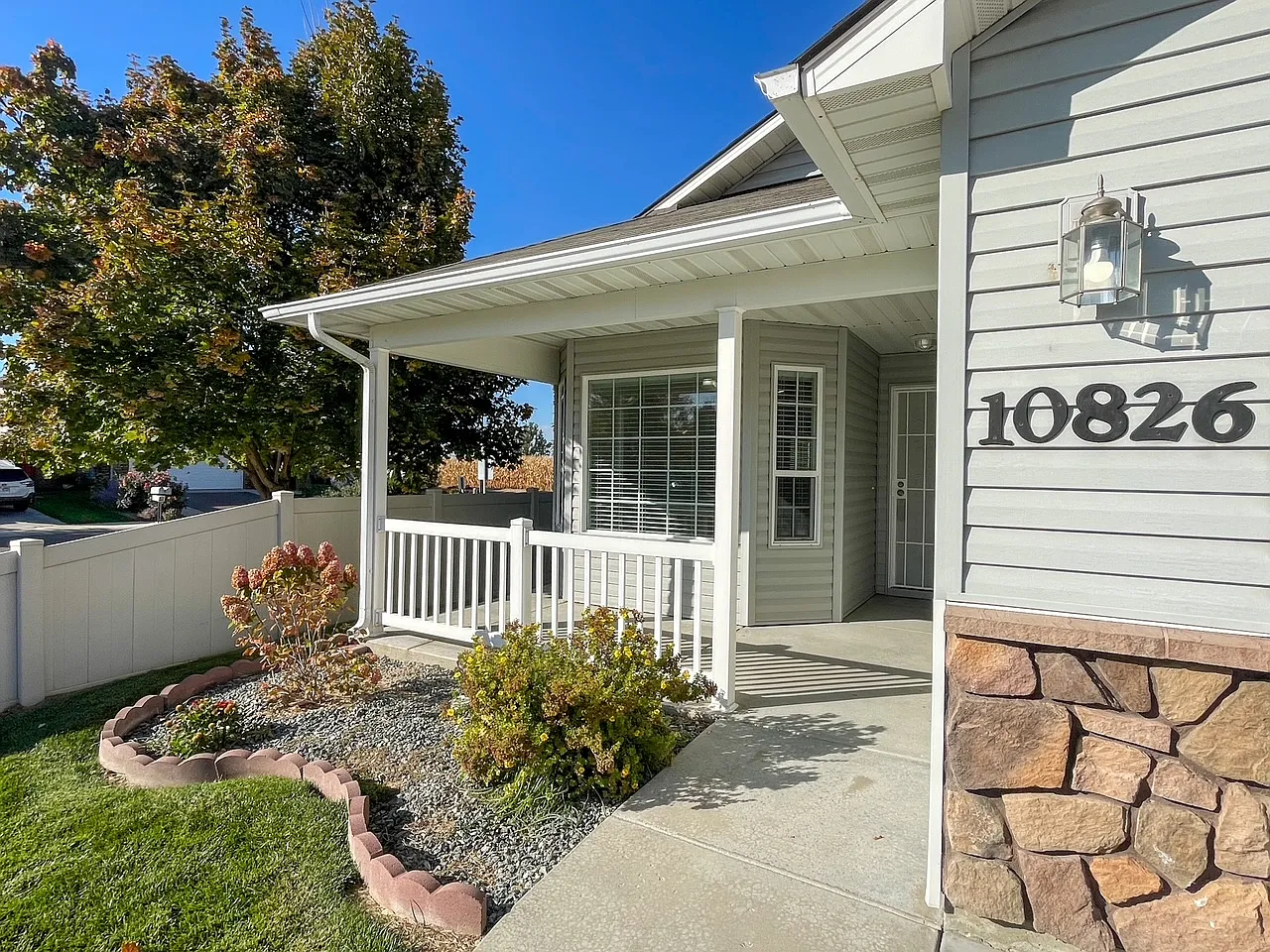 3 bed, 1209 sqft, $1,900 — Photo 2