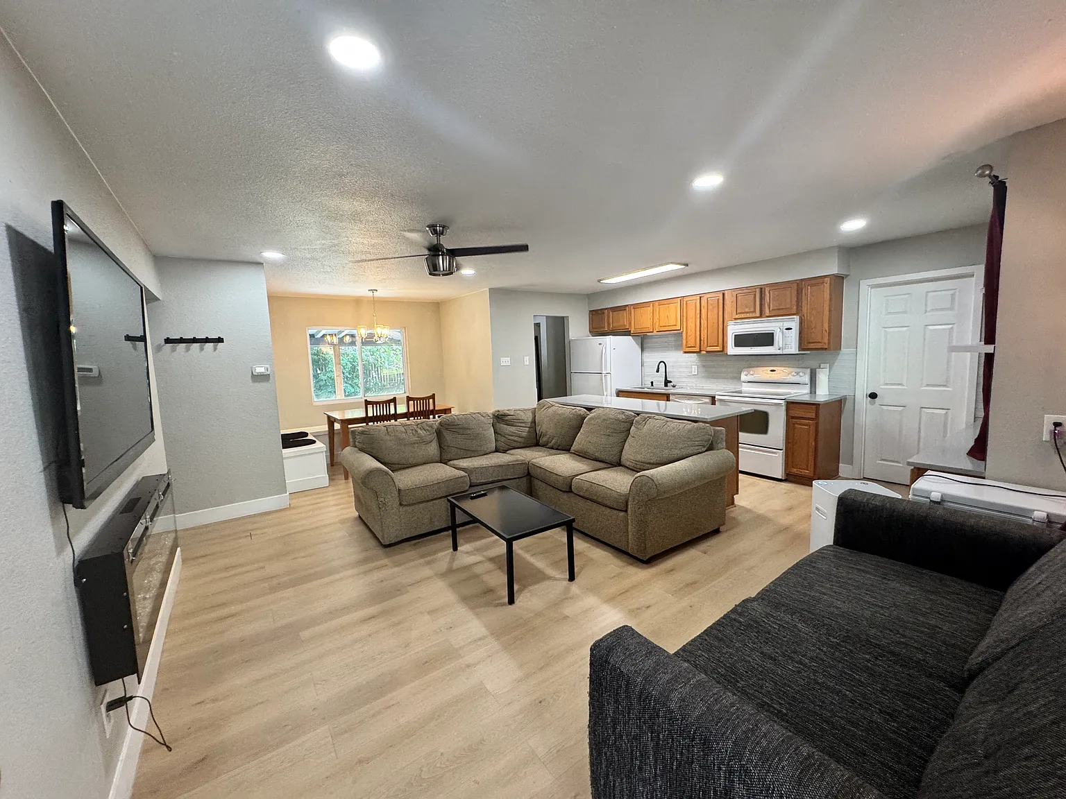 2959 S Elm St — Photo 4