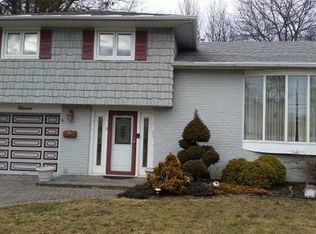 11 Linda Dr, Massapequa Park, NY 11762