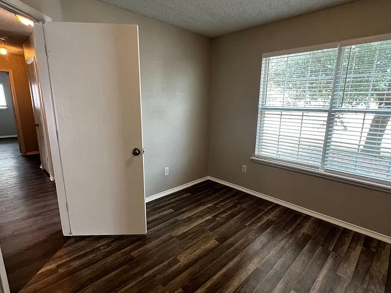1601 Hedgewood Trl — Photo 2