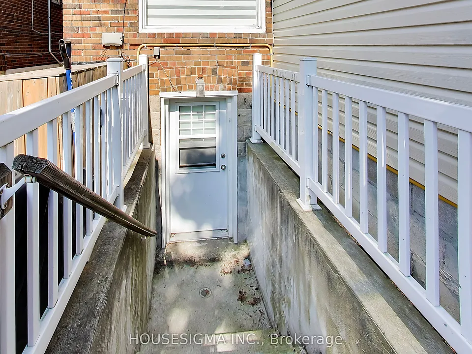 152 Linsmore Cres #LOWER