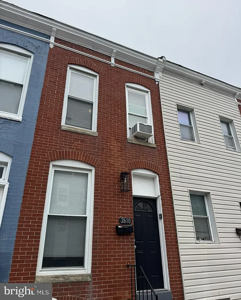 2 bed, 1.0 bath, 672 sqft, $1,599 — Photo 1