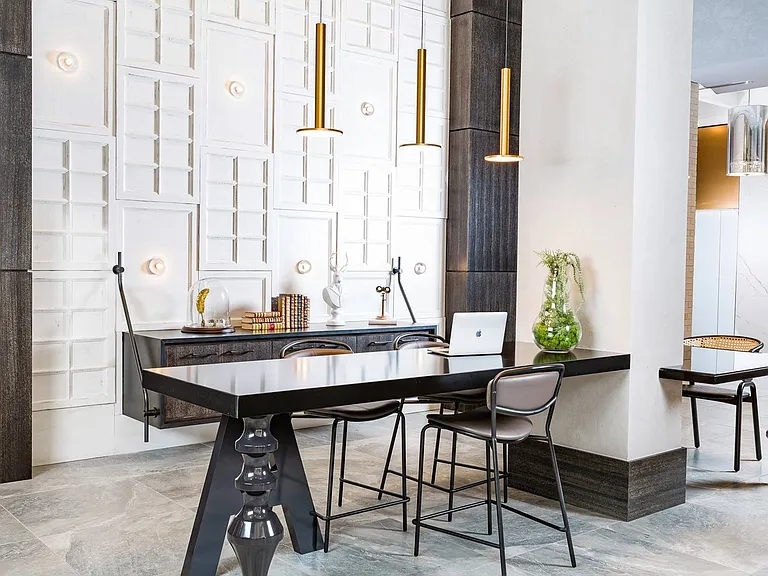Luxury Leasing Office
