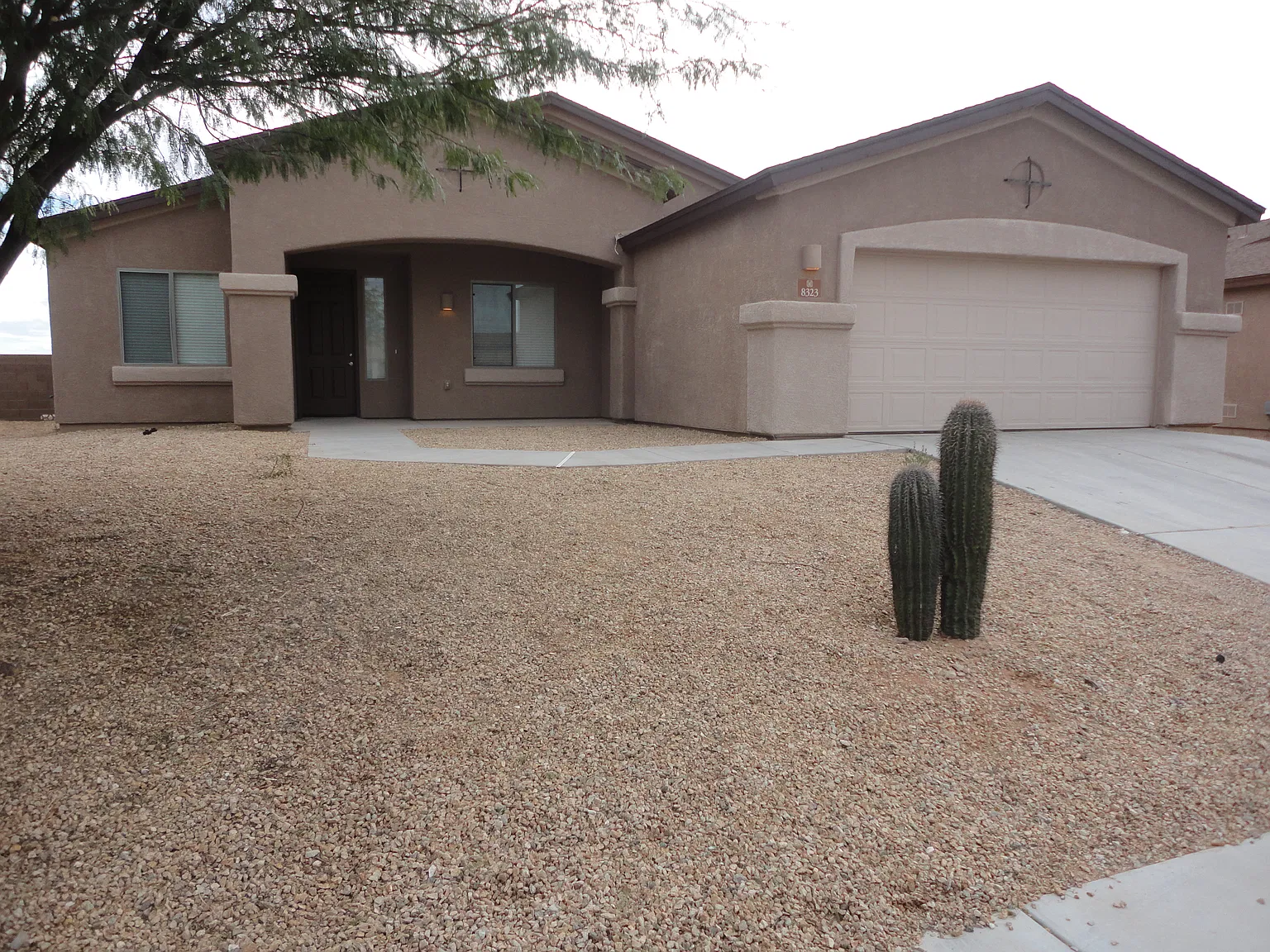 3 bed, 2.0 bath, 1945 sqft, $1,905 — Photo 1