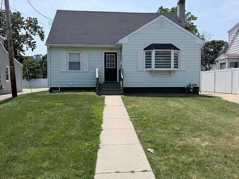 142 Monmouth Rd — Photo 3