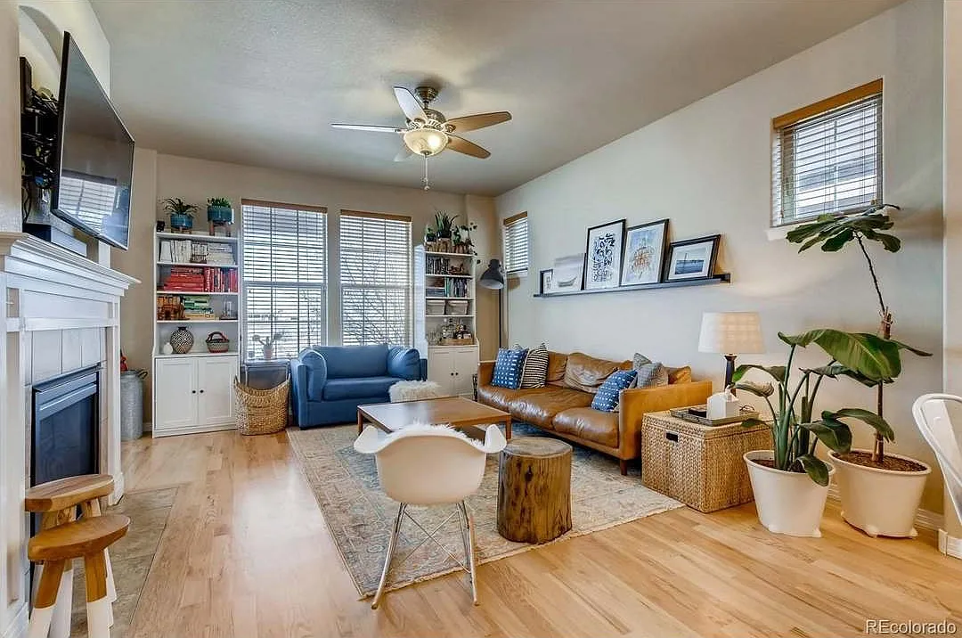 3 bed, 2.5 bath, 2500 sqft, $3,300 — Photo 2
