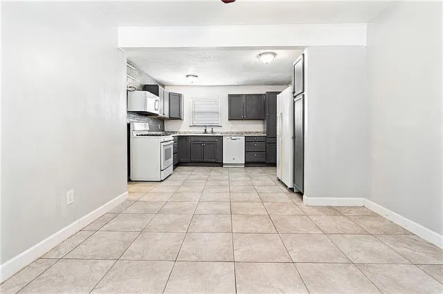 421 Holy Cross Pl — Photo 3