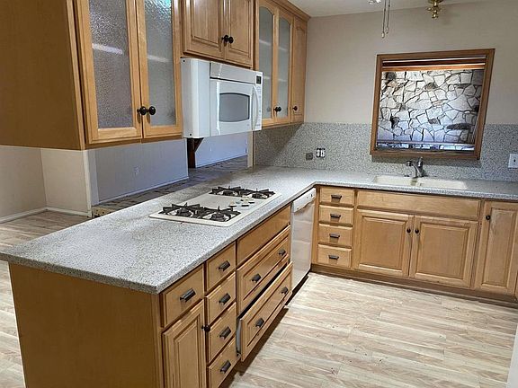3rd image of 923 Myra Ave